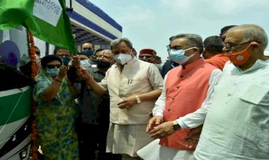 सीएम तीरथ ने दिखाई पांच इलेक्ट्रिक बसों को हरी झंडी, स्मार्ट सिटी मिशन के तहत चलेंगी ये बसें