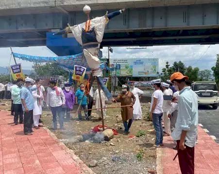 नेपालीफार्म टोल प्लाजा के विरोध में जारी है आंदोलन