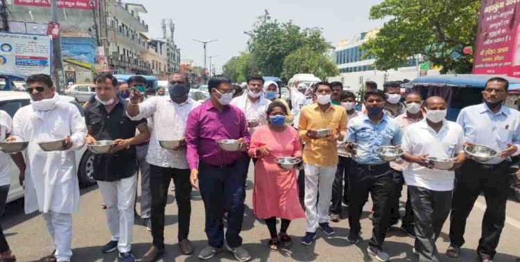 व्यापारियों के पक्ष में कान्ग्रेसियों ने भीख मांगकर किया प्रदर्शन