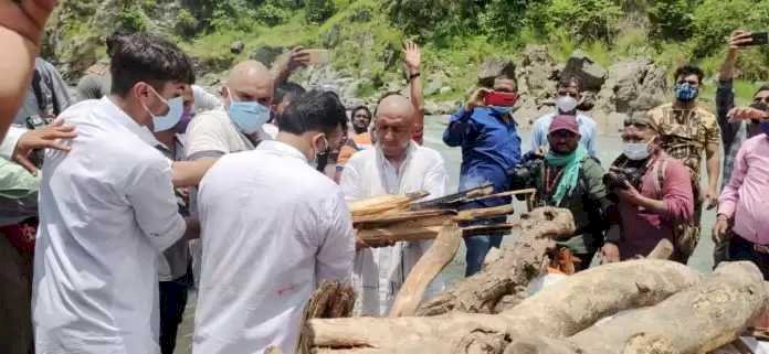 पंचतत्व में विलीन हुईं डॉ. इंदिरा हृदयेश, लोगों ने नम आंखों से दी अपनी नेता को अंतिम विदाई