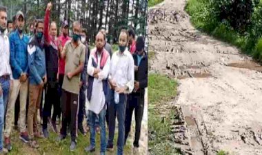 चमोली: सड़क का डामरीकरण न  हुआ तो में चुनाव बहिष्कार की चेतावनी