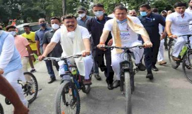 साइकिल चला कर सीएम धामी ने बढ़ाया ओलपिंक में भाग ले रहे खिलाड़ियों का हौसला