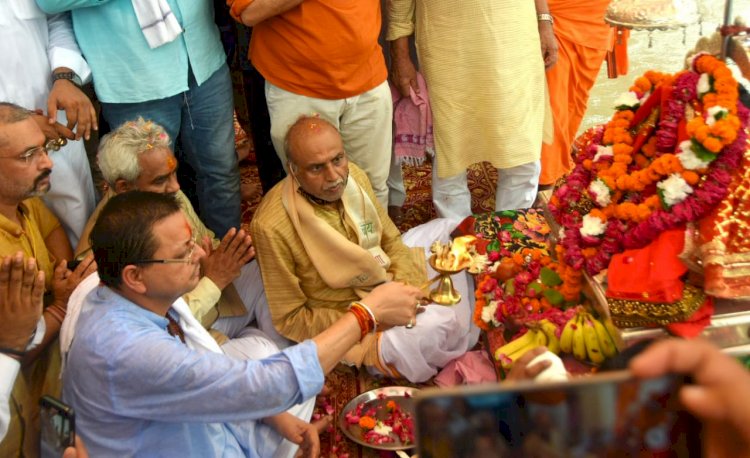 हरिद्वार: गंगा पूजन कर सीएम धामी ने लिया संतों का आशीर्वाद