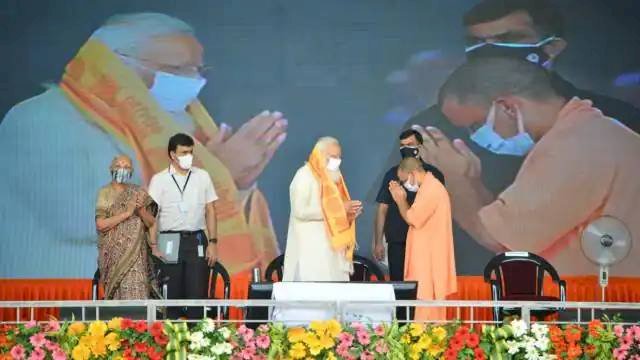 बनारस में बोले पीएम मोदी: सीएम योगी ने अभूतपूर्व संकट से बचाया