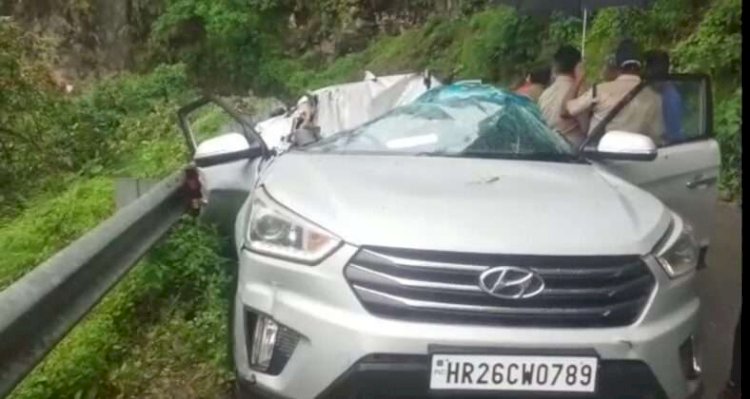उत्तराखंड: कार पर गिरा बोल्डर, एक पर्यटक की दर्दनाक मौत, महिला घायल
