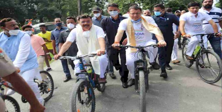 साइकिल चला कर सीएम धामी ने बढ़ाया ओलपिंक में भाग ले रहे खिलाड़ियों का हौसला