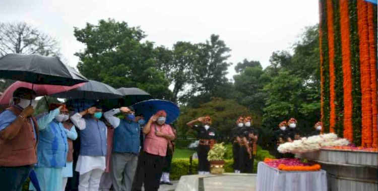 सीएम धामी ने दी करगिल युद्ध के शहीदों को श्रद्धांजलि,पूर्व सैनिकों,सैनिकों और शहीदों के परिजनों के लिए की कई घोषणाएं