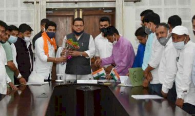 मुख्यमंत्री पुष्कर धामी से मिले कुमाँऊ सभासद संगठन के सदस्य