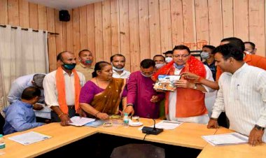 सीएम से मिला केदारनाथ व बदरीनाथ के तीर्थ पुरोहितों का प्रतिनिधिमण्डल, जानें क्या हुई बात