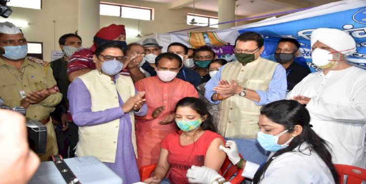 सीएम पुष्कर सिंह धामी ने किया मेगा वैक्सीनैशन कैम्प का शुभारंभ , कहा चार माह में 100 प्रतिशत टीकाकरण