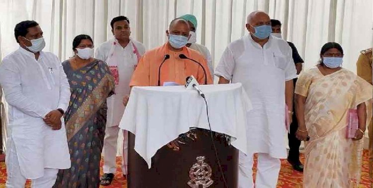 सीएम योगी ने इटावा के बाढ़ प्रभावित गांवों  में बांटी खाद्यान्न किट, हरसंभव मदद का आश्वासन दिया