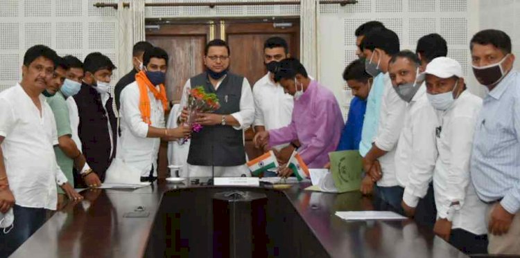 मुख्यमंत्री पुष्कर धामी से मिले कुमाँऊ सभासद संगठन के सदस्य