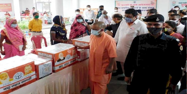 बाढ़ पीड़ितों को सीएम योगी ने बांटी राहत सामग्री