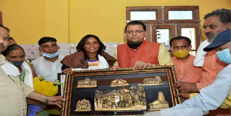 हॉकी खिलाड़ी वंदना कटारिया को सीएम धामी ने किया सम्मानित, घर जाकर सौंपा सम्मान राशि का चेक