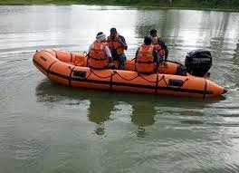 सेल्फी खींचने के चक्कर में झूला पुल से गिरा पर्यटक, गंगा के तेज बहाव में हुआ लापता