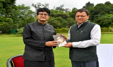 सीएम धामी से मिले गीतकार व सेंसर बोर्ड के अध्यक्ष प्रसून जोशी