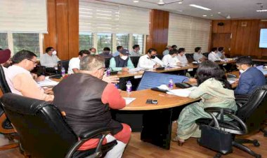 उद्योगों में स्थानीय लोगों को अधिक से अधिक रोजगार उपलब्ध हो, इसकी समीक्षा की जाए: सीएम धामी