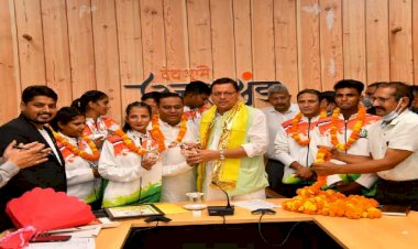 जु-जित्सु चैंपियनों का सीएम धामी ने किया सम्मान