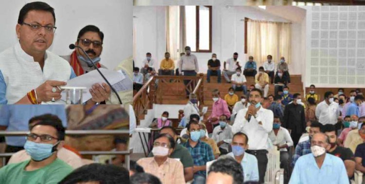 देहरादून: सीएम आवास में लगा जनता दरबार, लोगों ने सीएम को बताईं अपनी समस्याएं