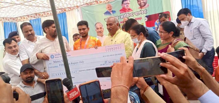 शिक्षा मंत्री अरविंद पांडे ने सौंपा पैरालंपिक कांस्य पदक विजेता मनोज सरकार को 50 लाख का चेक