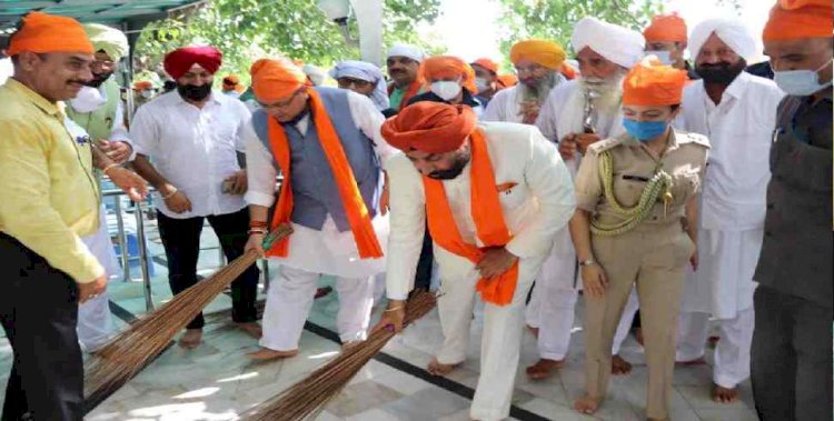 राज्यपाल ले.ज.(से.नि.) गुरमीत सिंह और सीएम धामी ने नानकमत्ता साहिब में की अरदास और सेवा