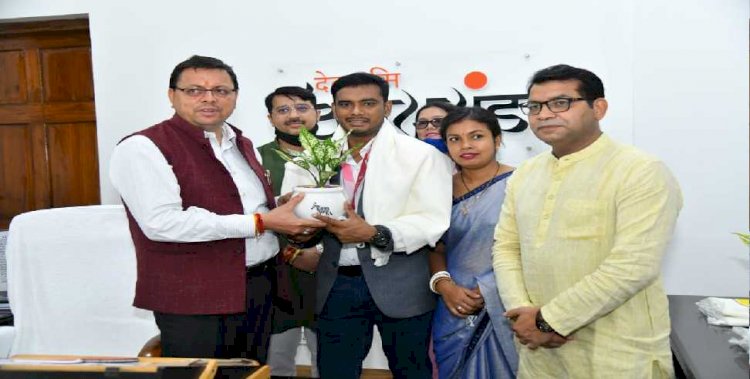 सीएम धामी ने किया पैरालंपिक कांस्य विजेता मनोज सरकार का सम्मान