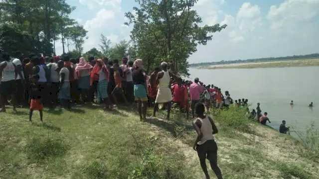 बिहार में बड़ा हादसा: 25 लोगों को लेकर जा रही नाव डूबी, 20 लापता