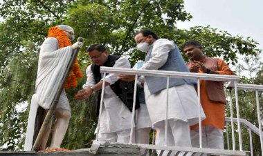 सीएम धामी ने दी राष्ट्रपिता महात्मा गांधी को श्रद्धांजलि, गांधी पार्क में किया माल्यार्पण