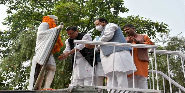 सीएम धामी ने दी राष्ट्रपिता महात्मा गांधी को श्रद्धांजलि, गांधी पार्क में किया माल्यार्पण
