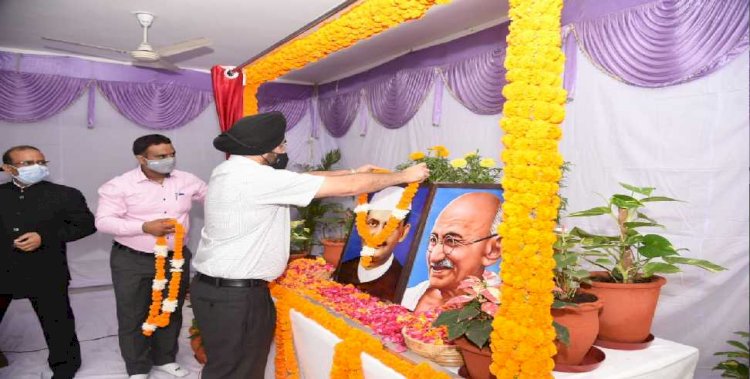 सचिवालय में अधिकारियों ने दी राष्ट्रपिता महात्मा गांधी और पूर्व प्रधानमंत्री लाल बहादुर शास्त्री को श्रद्धांजलि