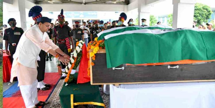 सीएम धामी ने शहीद सूबेदार और शहीद नायक हरेंद्र सिंह के पार्थिव देह पर पुष्प चक्र अर्पित कर श्रद्धांजलि दी