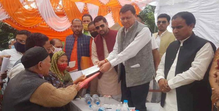 पिथौरागढ़ और धारचूला में सीएम धामी ने लिया राहत कार्यों का जायजा, राहत राशि के बांटे चैक