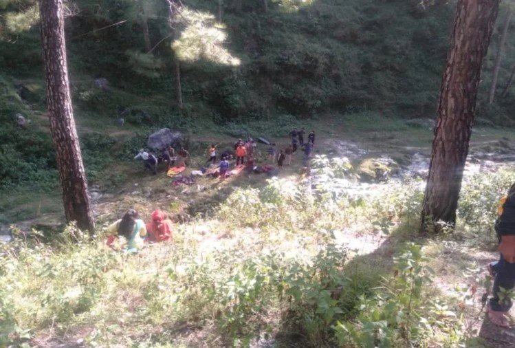 उत्तराखंड: पर्यटकों के दो वाहन हादसे के शिकार, 5 पर्यटकों की मौत, 10 घायल