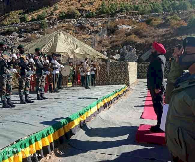 सेना के जवानों के साथ दीवाली मनाने सीमा पर पहुंचे राज्यपाल और मुख्यमंत्री