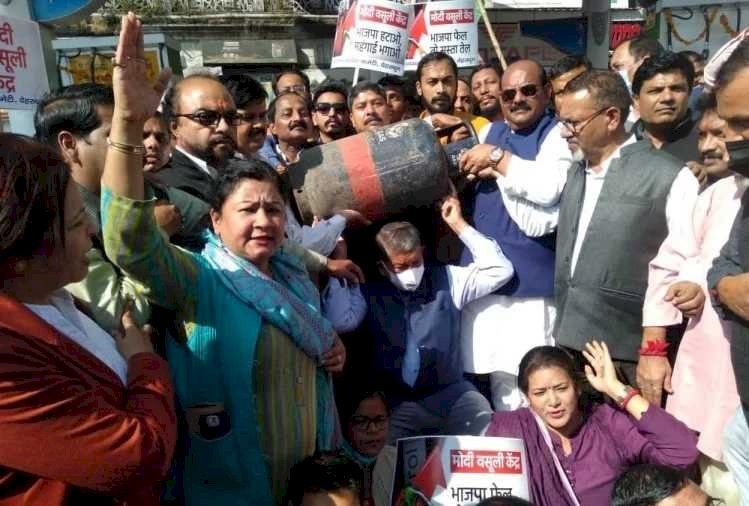 महंगाई के विरोध में कांग्रेस का प्रदर्शन, कंधे पर सिलेंडर उठाए नजर आए हरीश रावत