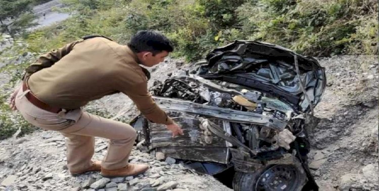 घाट-पिथौरागढ़ मार्ग पर कार खाई में गिरी, शिक्षक दंपति और मासूम बच्चे की मौत