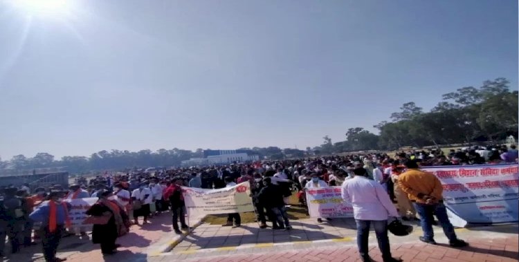 वेतन समेत कई मांगों को लेकर एनएचएम कर्मियों ने किया सचिवालय कूच