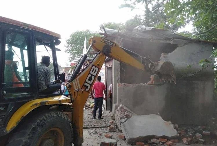 एनटीसीए की फटकार के बाद हरकत में आया काॅर्बेट प्रशासन, अवैध निर्माण किया ध्वस्त