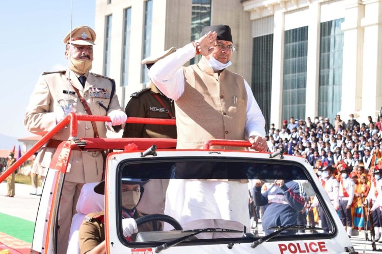गैरसैंण भी हुआ राज्य स्थापना दिवस के अवसर पर समारोह, सीएम ने ली परेड की सलामी