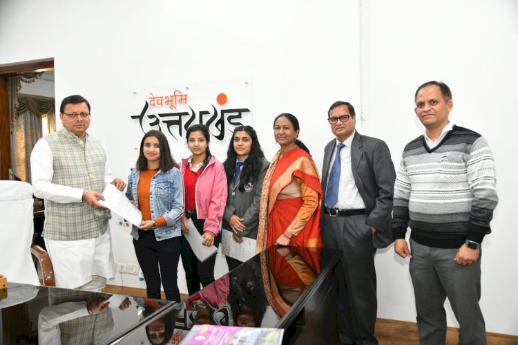 मुख्यमंत्री वात्सल्य योजना के तहत सीएम ने तीन छात्राओं को सौंपे धनराशि के चेक