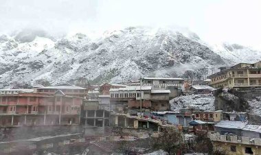 बदरीनाथ धाम में हुई सीजन की पहली बर्फबारी