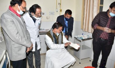 हाथ में चोट के बावजूद सीएम पुष्कर सिंह धामी ने किया दून मेडिकल कॉलेज का निरीक्षण