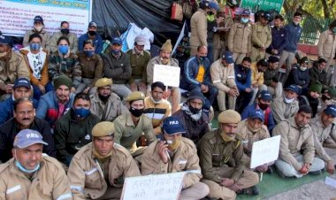 देहरादून:लगातार जारी है PRD जवानों का धरना, कड़ाके की ठंड में बैठे हैं खुले आसमान के नीचे