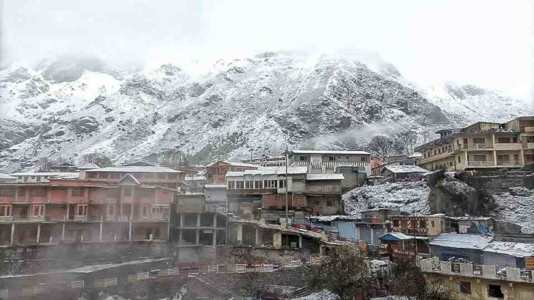 बदरीनाथ धाम में हुई सीजन की पहली बर्फबारी