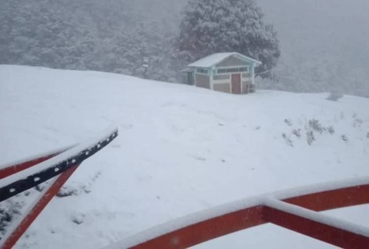 उत्तराखंड में हुई ताजा बर्फबारी, पड़ने लगी   कड़ाके की ठंड