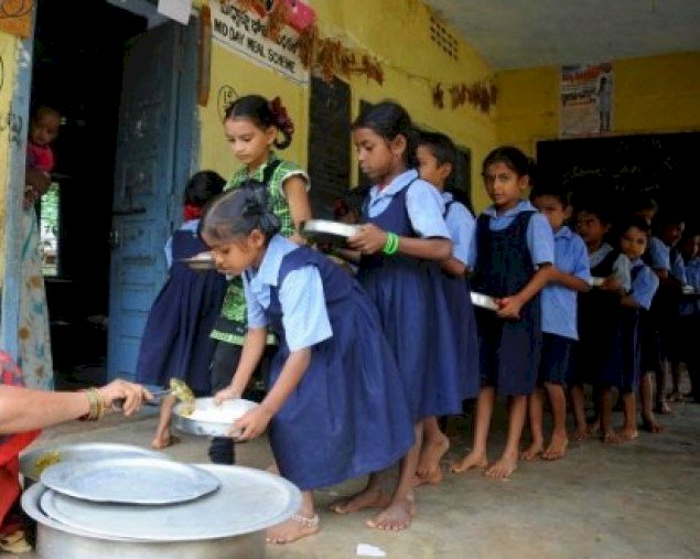 शर्मनाक: दलित भोजन माता के हाथ का भोजन खाने से बच्चों का इनकार, मचा बवाल