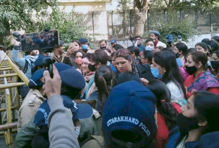 पुलिस ग्रेड पे मामला: पुलिसकर्मियों के परिजनों ने किया सीएम आवास कूच