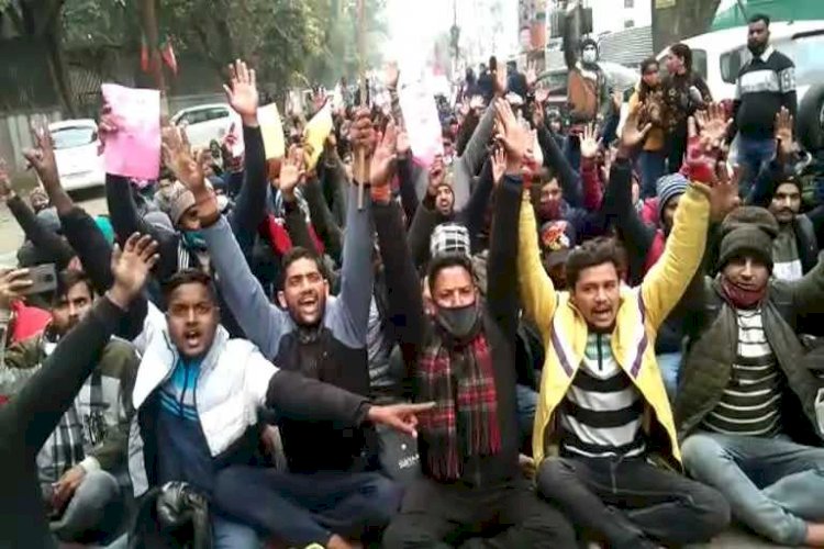 पुलिस भर्ती में आयु सीमा बढ़ाने की मांग को लेकर बेरोजगारों ने किया सीएम आवास कूच