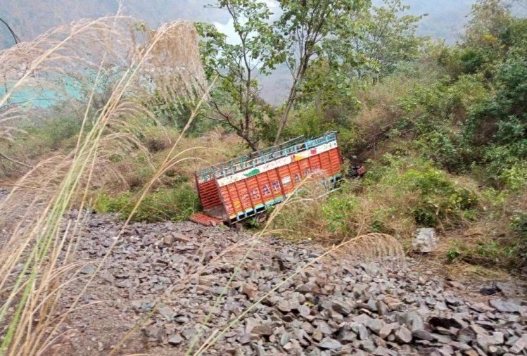 उत्तराखंड: खाई में गिरा ट्रक, हादसे में दो लोगों की मौत की सूचना