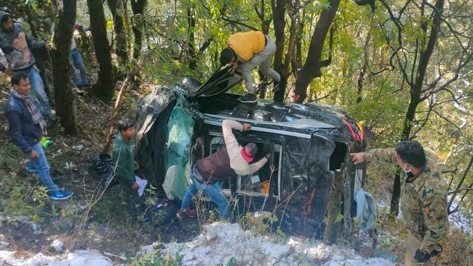 मसूरी घूमने आए पर्यटकों की कार खाई में गिरी, युवक की मौत